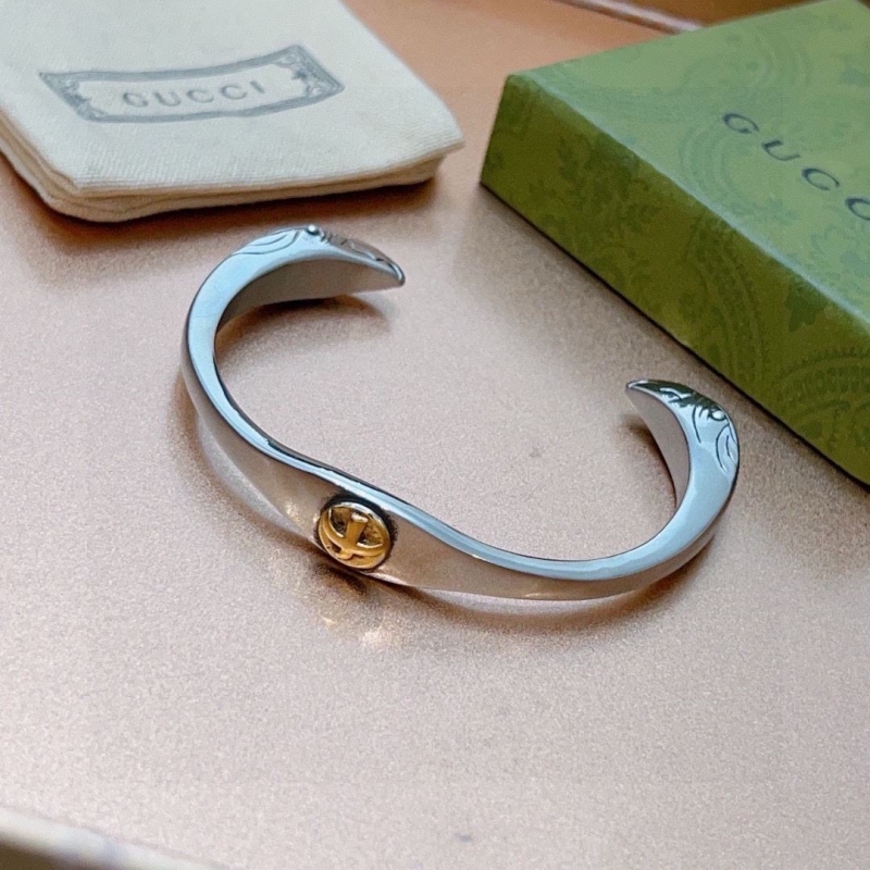 G*u*i bracelets